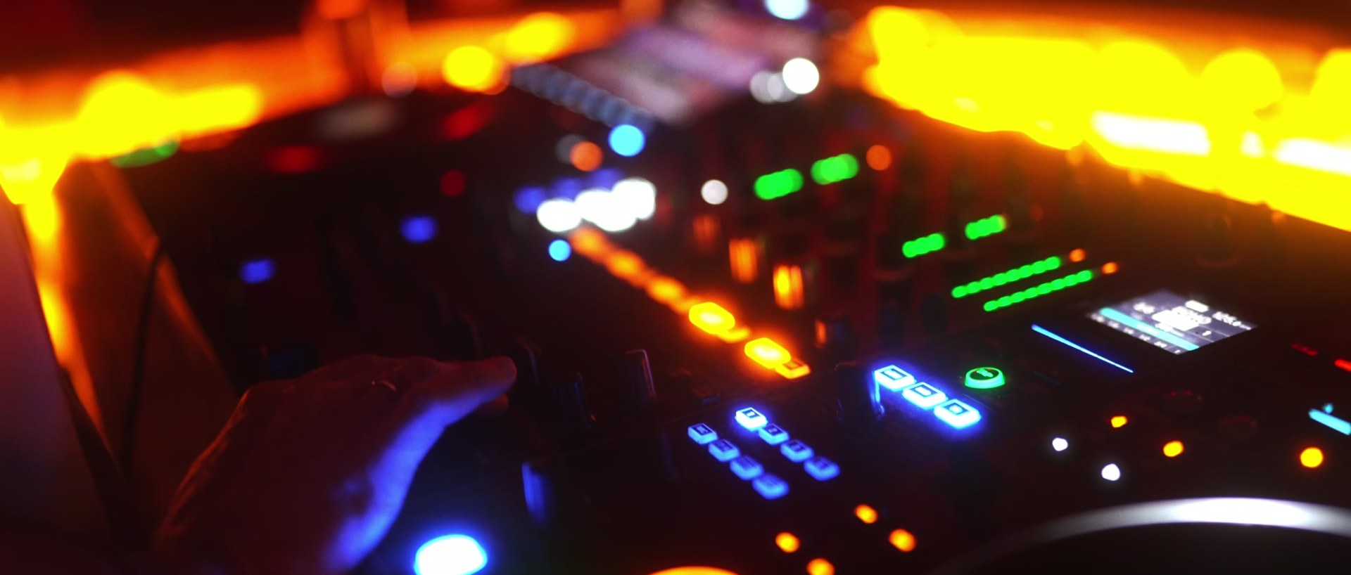 MAD RADIO EXPERIENCE — Film dirigido por AMDEO Productions, filmmaker en Medellín, Colombia (SHORT FILM)